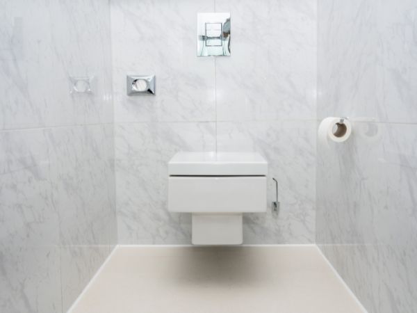 Sedes podwieszany - luksus w łazience, który optycznie powiększa przestrzeń