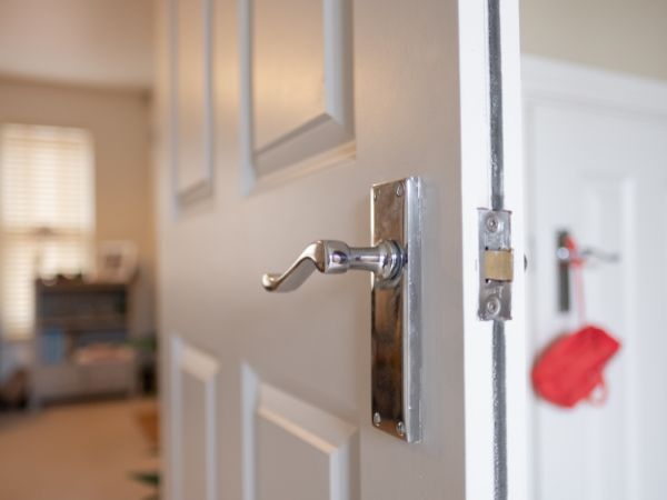 Oszczędzaj na wyposażeniu wnętrz - tanie drzwi wewnętrzne dla każdego domu